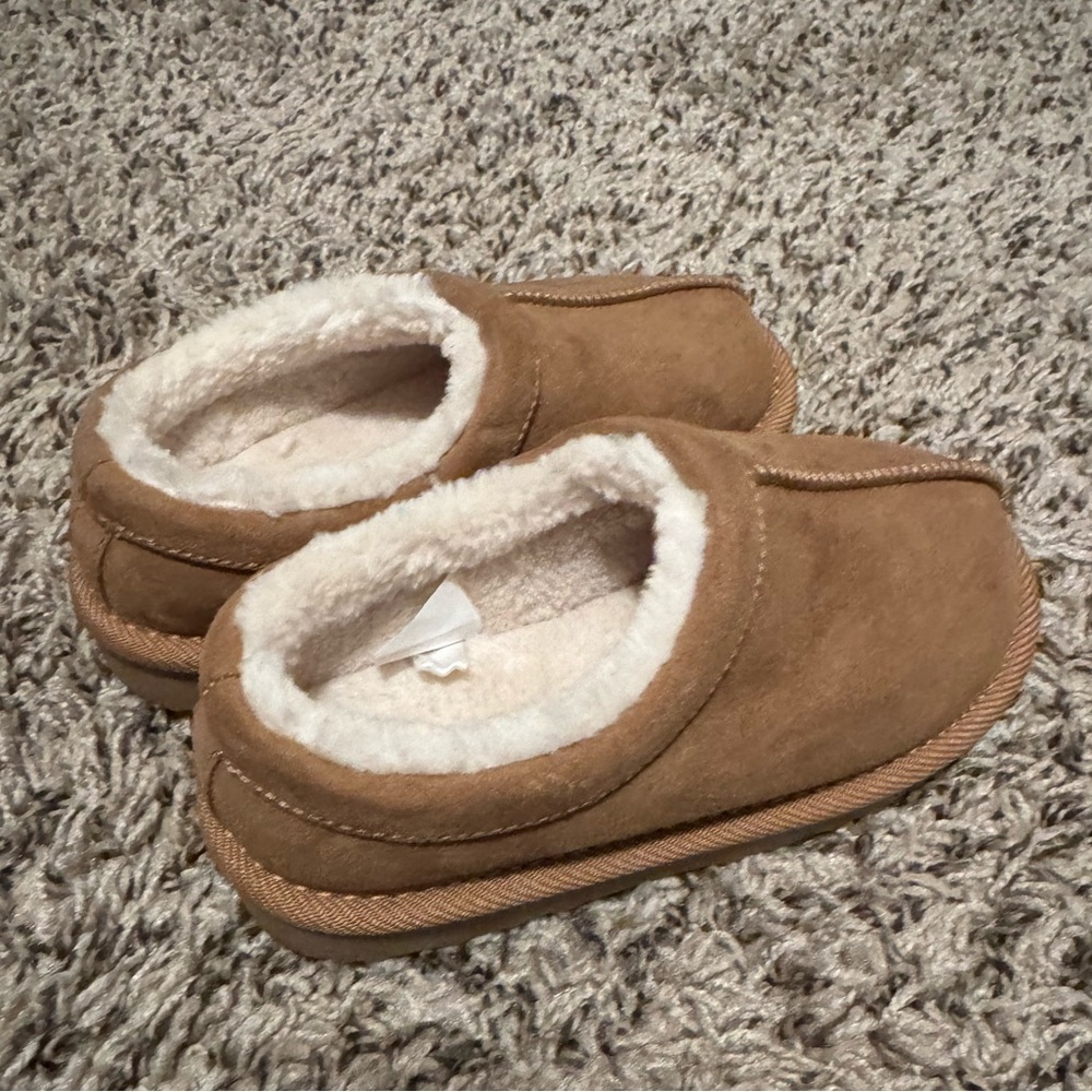 Toddler cat and Jack slippers size 10